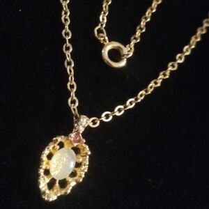 Avon opal and gold tone necklace 18 inches long 1980s